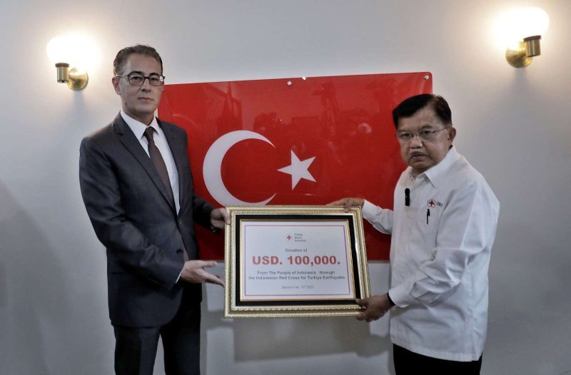 Ketua Umum Palang Merah Indonesia (PMI) Jusuf Kalla menyerahkan bantuan PMI untuk korban gempa di Turki kepada Dubes Turki untuk Indonesia, Ahmet Cemil Miroglu di Kedubes Turki, Jalan HR Rasuna Said, Jakarta, Jumat (10/2/2023)