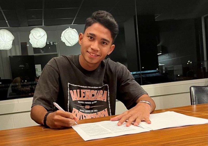 Pemain Timnas Indonesia, Marselino Ferdinan saat menandatangani kontrak bersama klub Belgia, KMSK Deinze, Rabu (1/2/2023). (Foto: kmskdeinze.be)