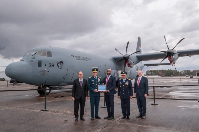 Sekjen Kemhan RI Marsdya TNI Donny Ermawan Taufanto mendampingi KASAU Marsekal TNI Fadjar Prasetyo SE MPP CSFA dalam acara delivery first pesawat C-130 J dari Lockheed Martin kepada TNI AU, di pabrik Lockheed Martin, Marietta Georgia, AS, Senin (21/2)