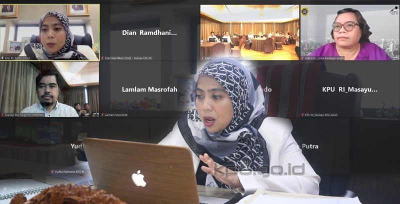 Anggota KPU Betty Epsilon Idroos saat hadir sebagai narasumber FGD Potensi Kerawanan dan prebunking Misinformasi/Disinformasi Pemilu 2024, Jumat (17/2/2023) (foto: KPU RI)