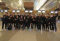16 pebulu tangkis bersama tim pelatih dan ofisial saat berada di Bandara Soerkarno Hataa, Tangerang, Banten, Jumat (10/2/2023).