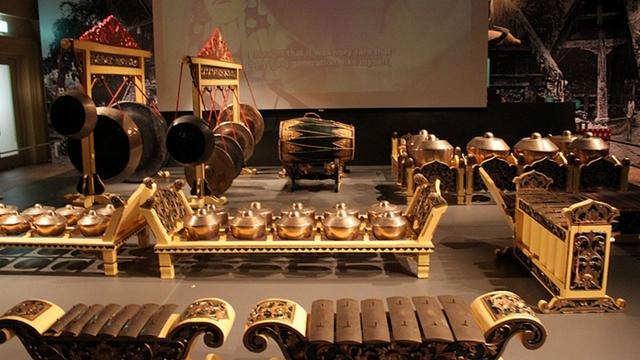 Angklung (Sumber foto: Gramedia.com)