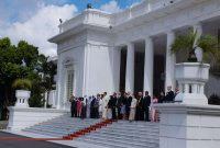 Sebelas Duta Besar LBBP bersama pasangan berfoto bersama di Tangga Depan Istana Merdeka, Jakarta, Senin (20/2/2023)