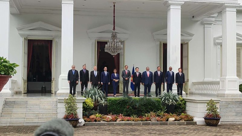 Presiden Joko Widodo (keenam dari kanan) saat foto bersama dengan para Menteri Luar Negeri (Menlu) dan Sekretaris Jenderal (Sekjen) ASEAN di Istana Merdeka, Jakarta, Jumat (3/2/2023).
