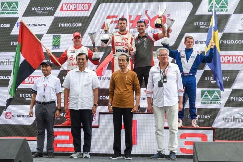 Penyerahan piala kepada juara F1H2O Danau Toba