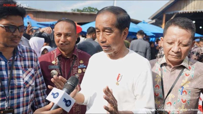Presiden Joko Widodo mengunjungi Pasar Batuphat Timur, Aceh Utara, Jumat (10/2/2023) 