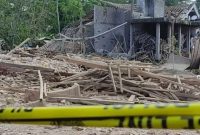 Tempat kejadian perkara (TKP) ledakan diduga dari mercon dibatasi garis Polisi di Dusun Sadeng, Karangbendo, Ponggok, Blitar, Jawa Timur. (Foto: Istimewa)