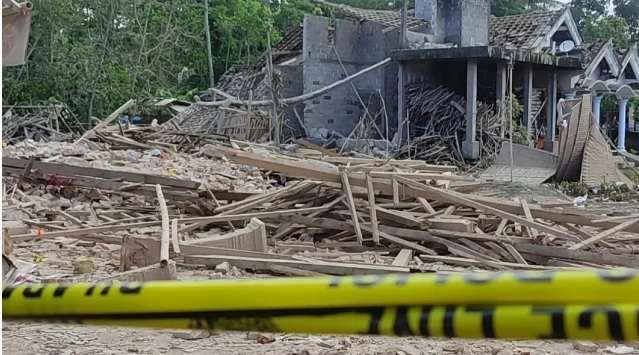 Tempat kejadian perkara (TKP) ledakan diduga dari mercon dibatasi garis Polisi di Dusun Sadeng, Karangbendo, Ponggok, Blitar, Jawa Timur. (Foto: Istimewa)