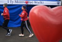 Para pasangan mengikuti lari 5 km Hari Valentine di Krakow, Polandia pada 12 Februari 2023. (Anadolu Agency via Getty Images/Anadolu Agency)