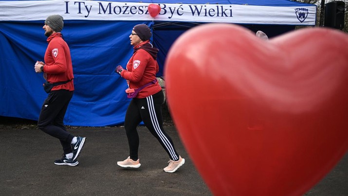 Para pasangan mengikuti lari 5 km Hari Valentine di Krakow, Polandia pada 12 Februari 2023. (Anadolu Agency via Getty Images/Anadolu Agency)