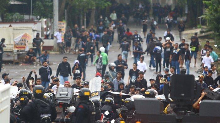 Polrestabes Semarang memeriksa 16 orang pendukung PSIS Semarang pascabentrok dengan polisi di depan Stadion Jatidiri Semarang, Jumat (17/2/2023)