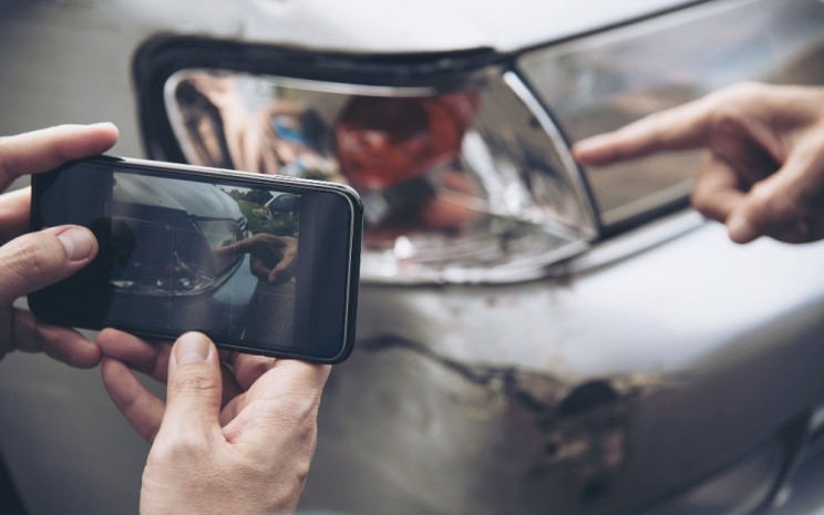 Ilustrasi asuransi mobil (foto: Freepik/jcomp)
