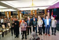 Kapolri Jenderal Listyo Sigit Prabowo (depan) saat memberikan keterangan pers usai penutupan Kursus Manajemen Pengamanan Stadion di Mabes Polri, Rabu (1/2/2023)