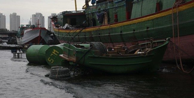 Banjir rob saat cuaca buruk di Pelabuhan Muara Baru, Penjaringan, Jakarta Utara, Rabu (28/12/2022) (sumber foto: CNBC)