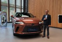 General Manager Lexus Indonesia Bansar Maduma berpose di samping All New Lexus RX 450h