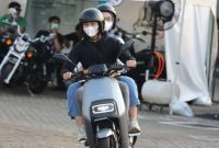 Ilustrasi masyarakat menggunakan motor listrik. (Foto: Istimewa)