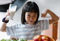 Ilustrasi memberikan makanan bernutrisi pada makanan anak. (Foto: istimewa)