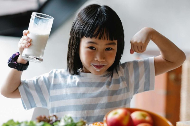 Ilustrasi memberikan makanan bernutrisi pada makanan anak. (Foto: istimewa)