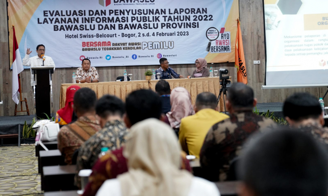 Anggota Bawaslu Puadi saat menutup Evaluasi dan Penyusunan Laporan Layanan Informasi Publik tahun 2022 Bawaslu dan Bawaslu Provinsi di Bogor