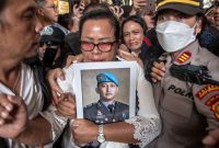 Ibu Brigadir Joshua, Rosti Simanjuntak berjalan membawa foto anaknya usai mengikuti jalannya sidang dengan terdakwa kasus pembunuhan Brigadir Joshua, FS di PN Jakarta Selatan, Jakarta, Senin (13/2/2023).