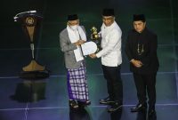 Wapres RI Ma'ruf Amin menerima penghargaan Pejuang NU Rais Aam yang diberikan oleh Ketua PBNU KH Yahya Cholil Staquf didampingi Menteri BUMN Erick Thohir saat Anugerah Satu Abad NU di Theater Indonesia, TMII, Jakarta, Selasa (31/1/2023) malam.