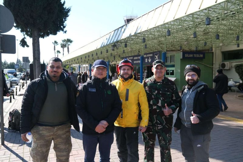 Duta Besar RI untuk Turki, Lalu Muhammad Iqbal ), Atase Pertahanan KBRI Ankara, Kolonel Amir Ali Akbar dan tim koordinasi Badan Penanggulangan Bencana Turki (AFAD)