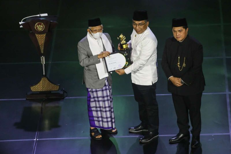 Wapres RI Ma'ruf Amin menerima penghargaan Pejuang NU Rais Aam yang diberikan oleh Ketua PBNU KH Yahya Cholil Staquf didampingi Menteri BUMN Erick Thohir saat Anugerah Satu Abad NU di Theater Indonesia, TMII, Jakarta, Selasa (31/1/2023) malam.