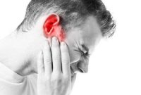 Telinga berdenging karena tinnitus. (Foto: Shutterstock)