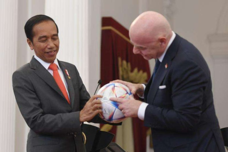 Presiden Joko Widodo saat menerima Presiden FIFA Gianni Infantino di Istana Merdeka, Kamis (16/2/2023). (Foto: Istimewa)