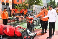 Presiden Joko Widodo saat melihat peralatan milik Basarnas yang biasa digunakan untuk proses penyelamatan dan evakuasi korban bencana.