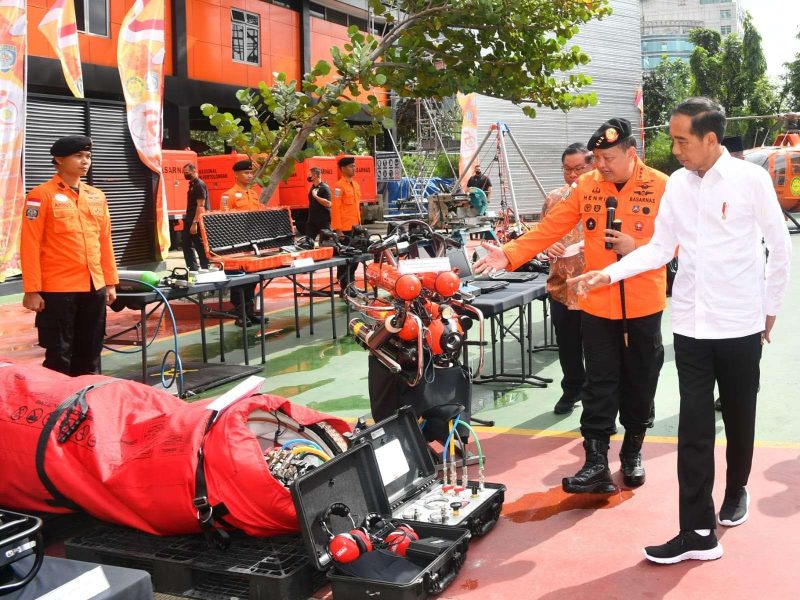 Presiden Joko Widodo saat melihat peralatan milik Basarnas yang biasa digunakan untuk proses penyelamatan dan evakuasi korban bencana.