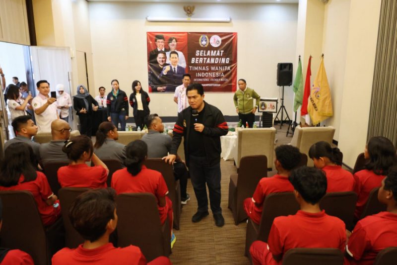 Ketua Umum PSSI Erick Thohir didampingi Wakil Ketua Umum Zainuddin Amali dan Ratu Tisha serta anggota Komite Eksekutif Vivin Cahyani, juga Ketua Umum ASBWI H. Nadalsyah melakukan pelepasan timnas wanita yang berlangsung, Sabtu (18/2) sore.