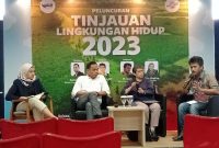 Direktur Eksekutif Nasional Walhi Zenzi Suhadi, Pokja Politik Walhi M Islah, dan Antropolog Suraya A. Afiff saat 