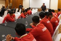 Anggota Komite Eksekutif PSSI, Endri Erawan dan Direktur Teknik Indra Sjafri menyambangi Hotel Sultan, Jakarta pada acara pelepasan Garuda Nusantara ke Uzbekistan