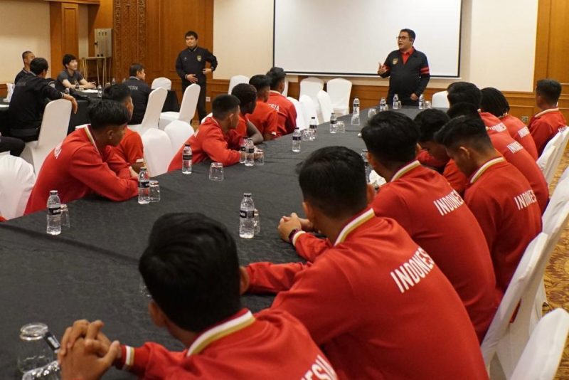 Anggota Komite Eksekutif PSSI, Endri Erawan dan Direktur Teknik Indra Sjafri menyambangi Hotel Sultan, Jakarta pada acara pelepasan Garuda Nusantara ke Uzbekistan
