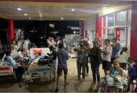 Sejumlah pasien di rumah sakit Provinsi Masbate dibawa keluar setelah gempa berkekuatan magnitudo 6,0 melanda Pulau Masbate, Filipina tengah, pada Kamis (16/2/2023) dini hari waktu setempat