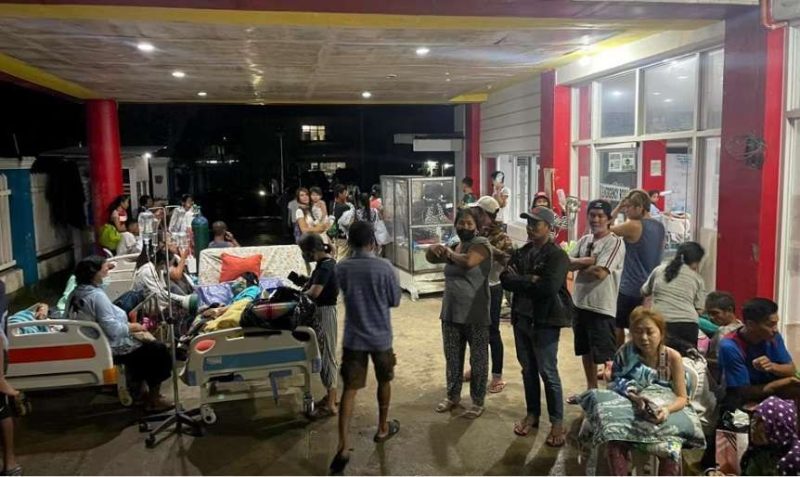 Sejumlah pasien di rumah sakit Provinsi Masbate dibawa keluar setelah gempa berkekuatan magnitudo 6,0 melanda Pulau Masbate, Filipina tengah, pada Kamis (16/2/2023) dini hari waktu setempat