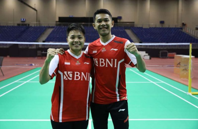 Kapten Timnas bulu tangkis Indonesia Fajar Alfian (kanan) dan Apriyani Rahayu (kiri) di ajang Kejuaraan Bulutangkis Beregu Campuran Asia 2023 di Dubai, Uni Emirat Arab.