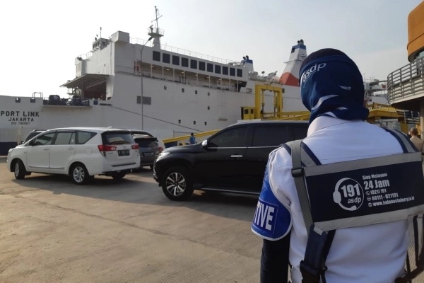 Petuga ASDP mengatur kendaraan pribadi yang akan masuk ke dalam kapal Port Link di pelabuhan penyeberangan Merak, Banten Jumat (31/5/2019)