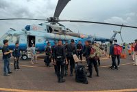 Penumpang helikopter dalam rangka melakukan evakuasi. (Foto: Istimewa)