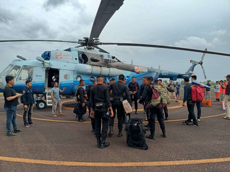 Penumpang helikopter dalam rangka melakukan evakuasi. (Foto: Istimewa)