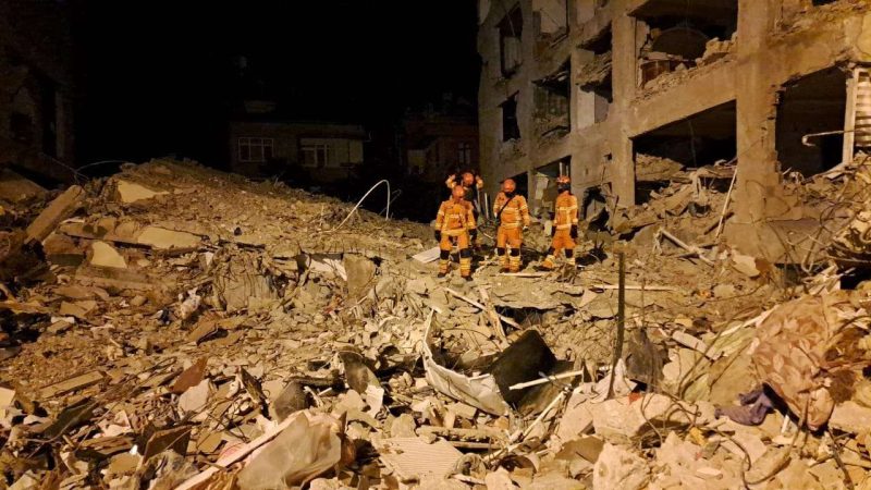 Tim INASAR saat melakukan proses pencarian korban gempa di Turki