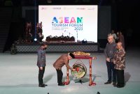Wakil Presiden Ma'ruf Amin saat membuka ASEAN Tourism Forum (ATF) 2023 di Open Air Ampitheater Ramayana Ballet & Rama Shinta Garden Resto, Kompleks Candi Prambanan, Yogyakarta, Jumat (03/02/2023) malam