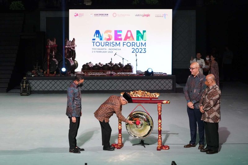 Wakil Presiden Ma'ruf Amin saat membuka ASEAN Tourism Forum (ATF) 2023 di Open Air Ampitheater Ramayana Ballet & Rama Shinta Garden Resto, Kompleks Candi Prambanan, Yogyakarta, Jumat (03/02/2023) malam