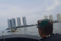 Personel TNI AL Lantamal III mengevakuasi KM KM. Samiasih Rafatar yang tenggelam di Teluk Jakarta. (Foto: TNI AL/ist)
