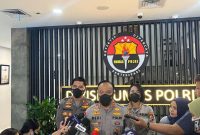 Kadiv Humas Polri saat memberi keterangan pada wartawan