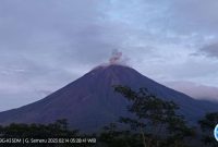 Awan panas keluar dari puncak Gunung Semeru. (Foto: magma.esdm.go.id)