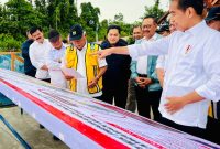 Presiden Jokowi meninjau Kawasan 1B, IKN, Kabupaten Penajam Paser Utara, Kalimantan Timur, pada Jumat (24/02/2023). (Foto: BPMI Setpres)