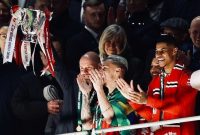 Pelatih MU Erik Ten Hag mengangkat trofi juara Piala Carabao usai mengalahkan Newcastle 2-0 di Stadion Wembley, Senin (27/2/2023) dini hari WIB. Ini adalah trofi pertama MU setelah puasa gelar sejak juara Liga Europa musim 2016/2017. (Foto: twitter @ManUtd)