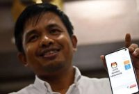 Arsip- Anggota KPU RI Idham Holik menunjukkan tampilan Sipol Pemilu 2024 di Jakarta